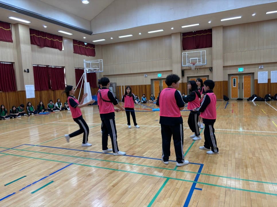 체육관에서 팀빌딩 프로그램을 진행하는 현장