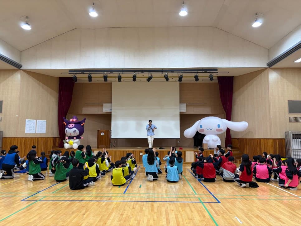학교 체육관에서 리더십 팀빌딩에 참여하는 학생들