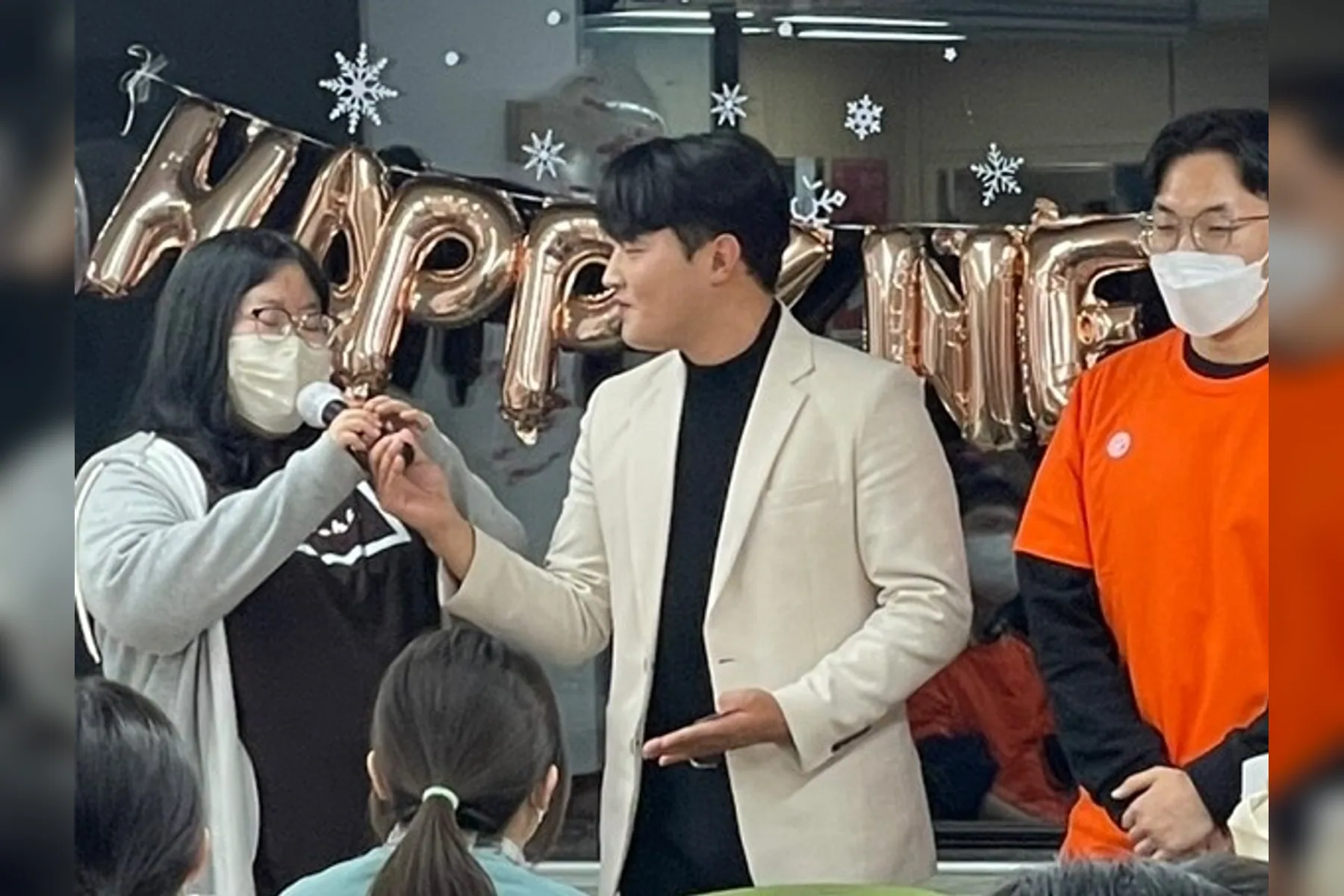 행사 현장에서 참가자의 이야기를 자연스럽게 이끌어내는 전문 MC의 실제 인터뷰 진행 모습