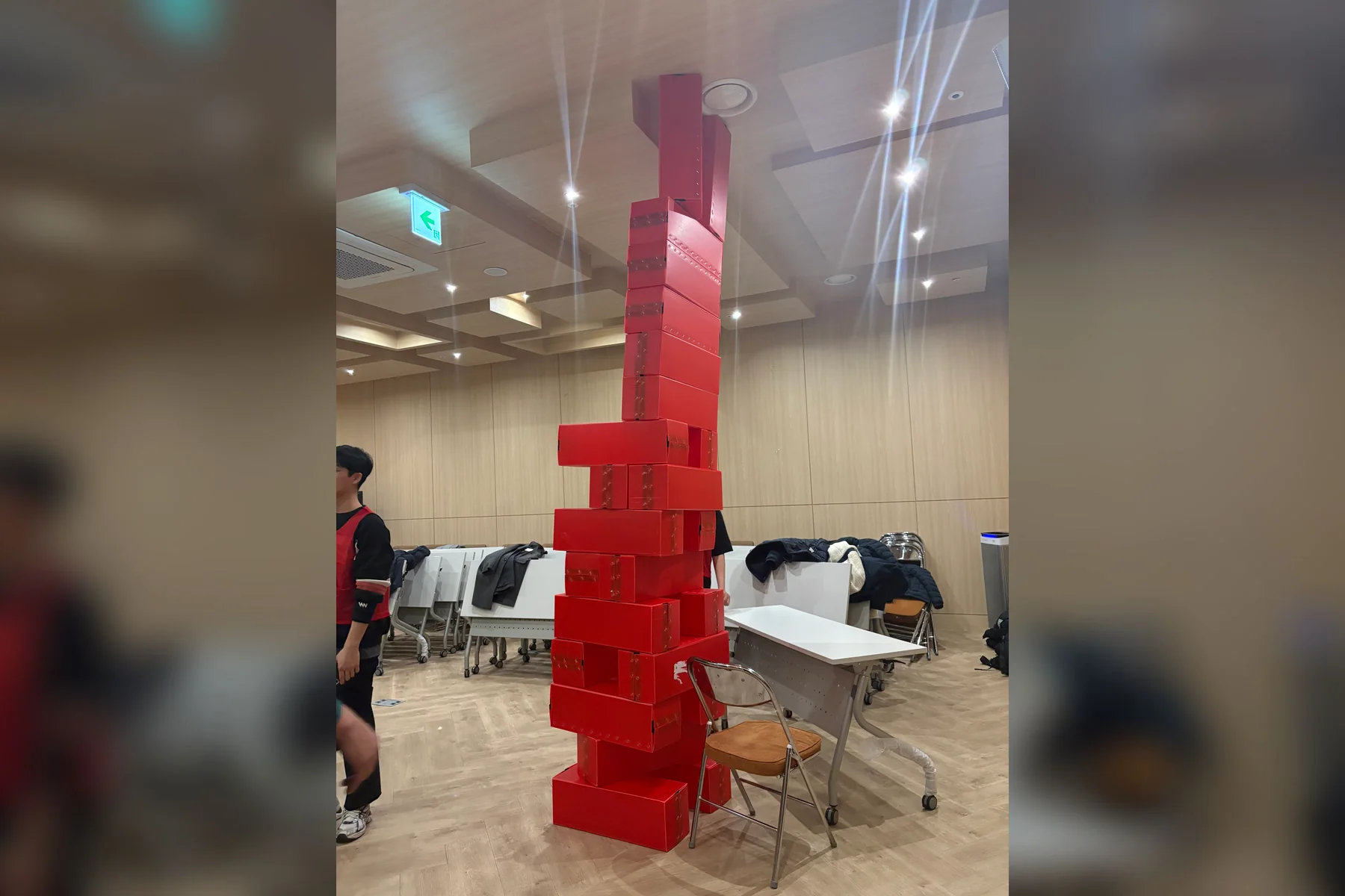 빨간 팀이 완성한 사람 키보다 높은 대형 젠가 탑